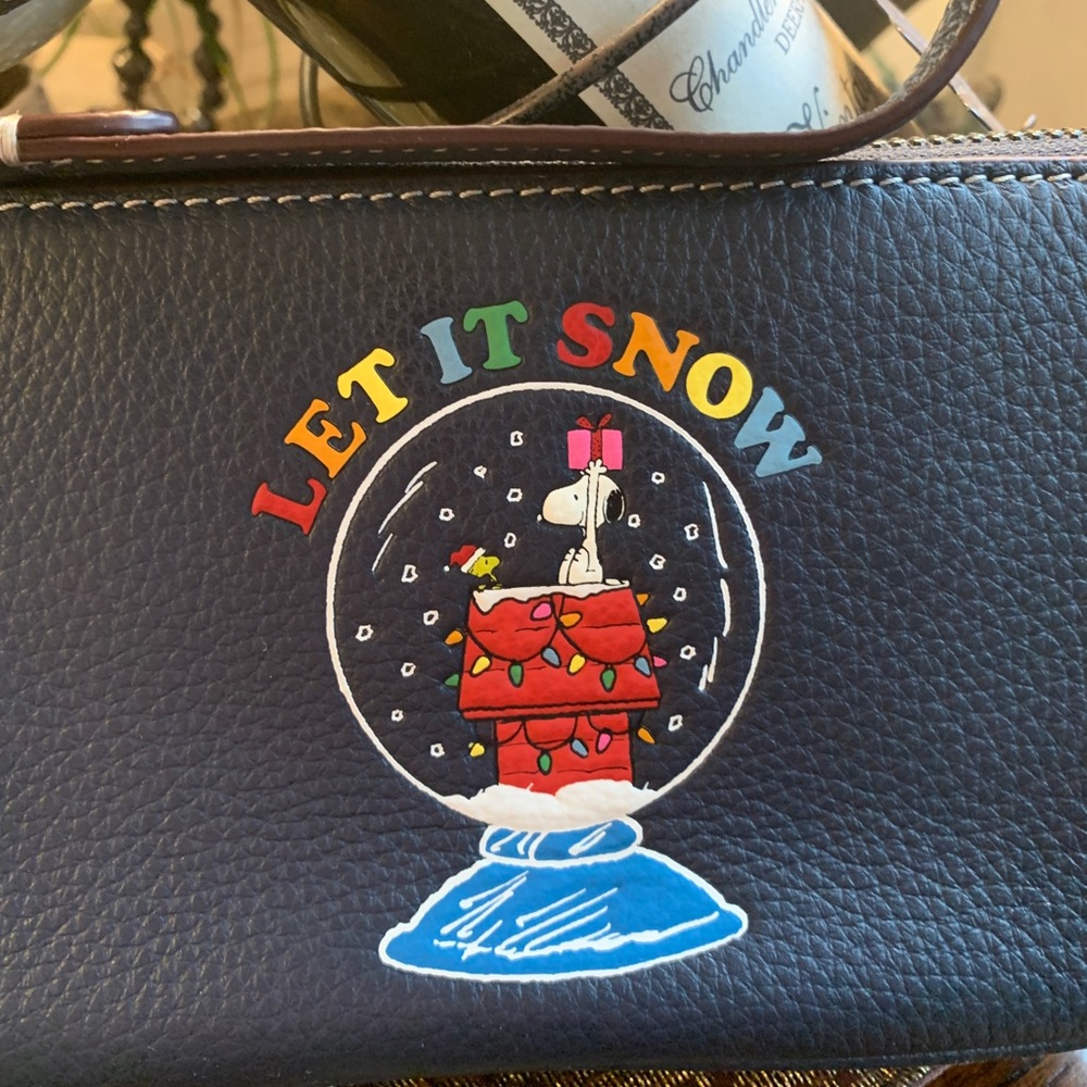 Authentic COACH Pebbled leather Peanut snoopy collection zip shoulder/wristlet - Picture 7 of 15